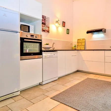 2 Bedroom Beautiful In Tavel