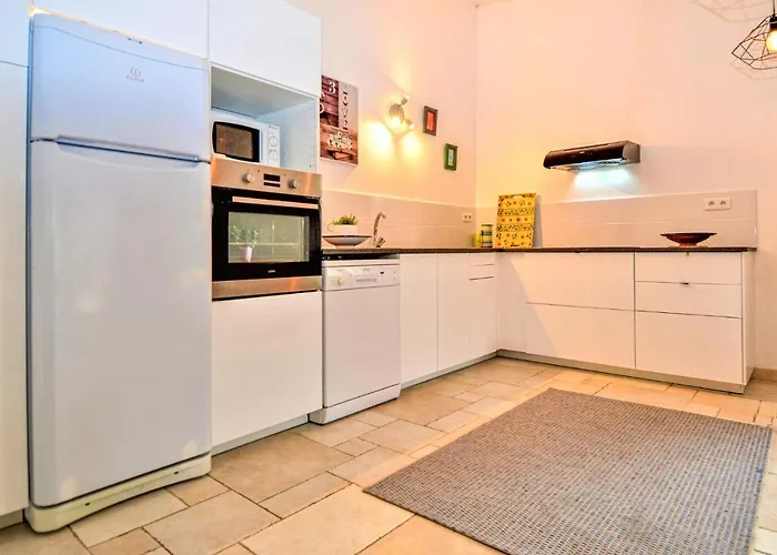 2 Bedroom Beautiful In Tavel