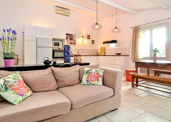 2 Bedroom Beautiful In Tavel
